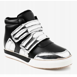 Mustat eristetyt lenkkarit kiilassa GF-ZM26 1