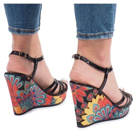 Mustat sandaalit kiilassa Ibrahim 1