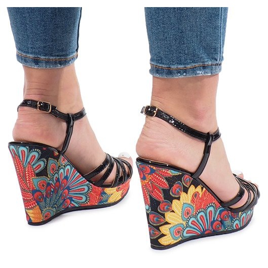 Mustat sandaalit kiilassa Ibrahim 1