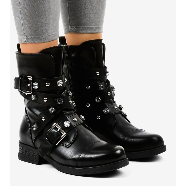 Mustat korkeat eristetyt saappaat, koristeltu 88093 1