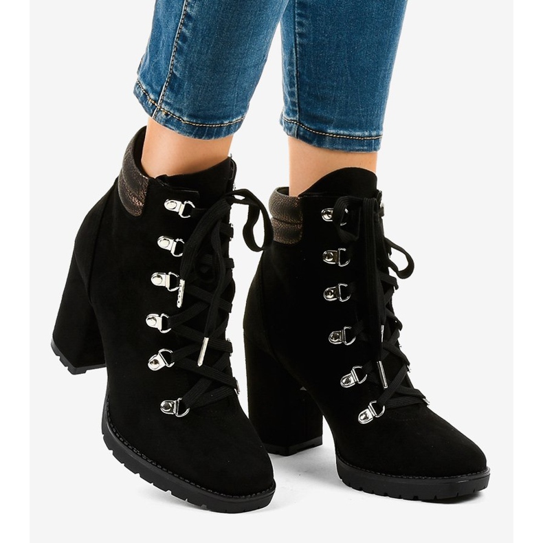 Mustat mokkanahkaiset nilkkurit 8992 -postissa 2