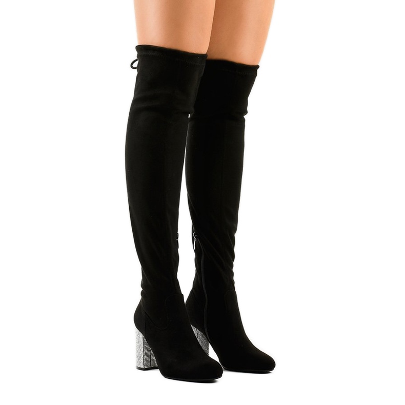 Mustat mokkanahkakengät koristeltuun pylvääseen BM150 1