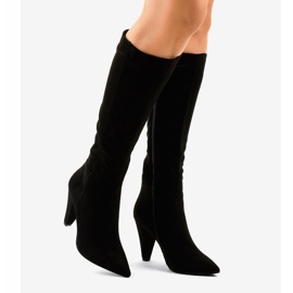 Musta mokkanahkaiset naisten saappaat 8677 postissa 2