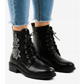 Mustat litteät nilkkurit kivillä BH5501 1