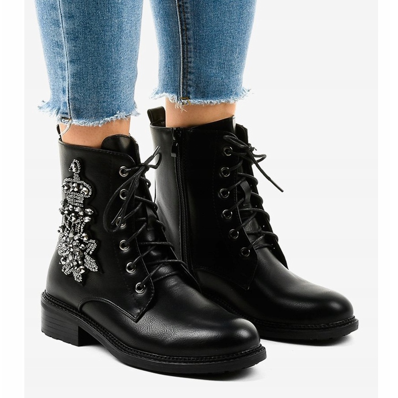 Mustat litteät nilkkurit kivillä BH5501 1