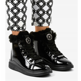 Lämpimät mustat lakatut lenkkarit TL135-6 1