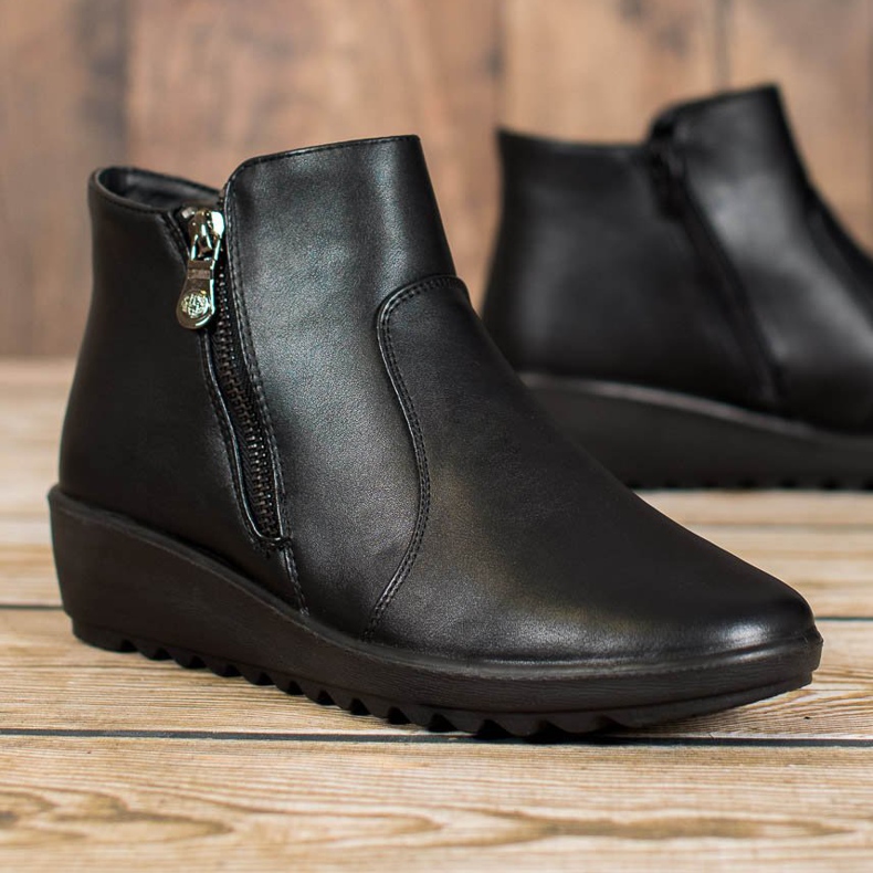 J. Star Mustat saappaat lavalla 1