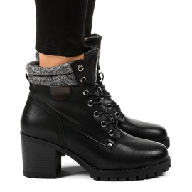 Mustat saappaat postissa lampaannahalla Z129 1