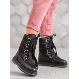 Muto Lumisaappaat lavalla musta 1