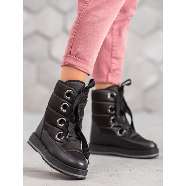 Muto Lumisaappaat lavalla musta 1