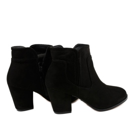 Mustat eristetyt saappaat A8123 -pylväässä 2