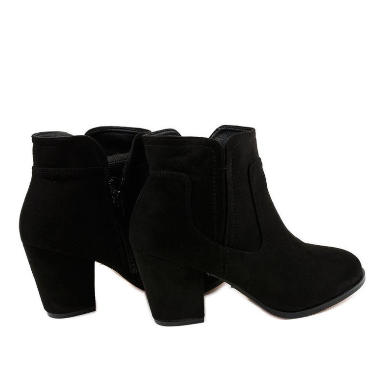 Mustat eristetyt saappaat A8123 -pylväässä 2