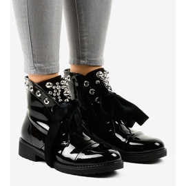 Mustat lakatut eristetyt saappaat A3320EA 1