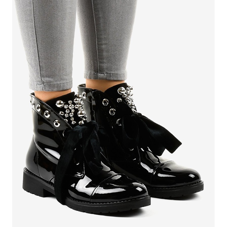 Mustat lakatut eristetyt saappaat A3320EA 1