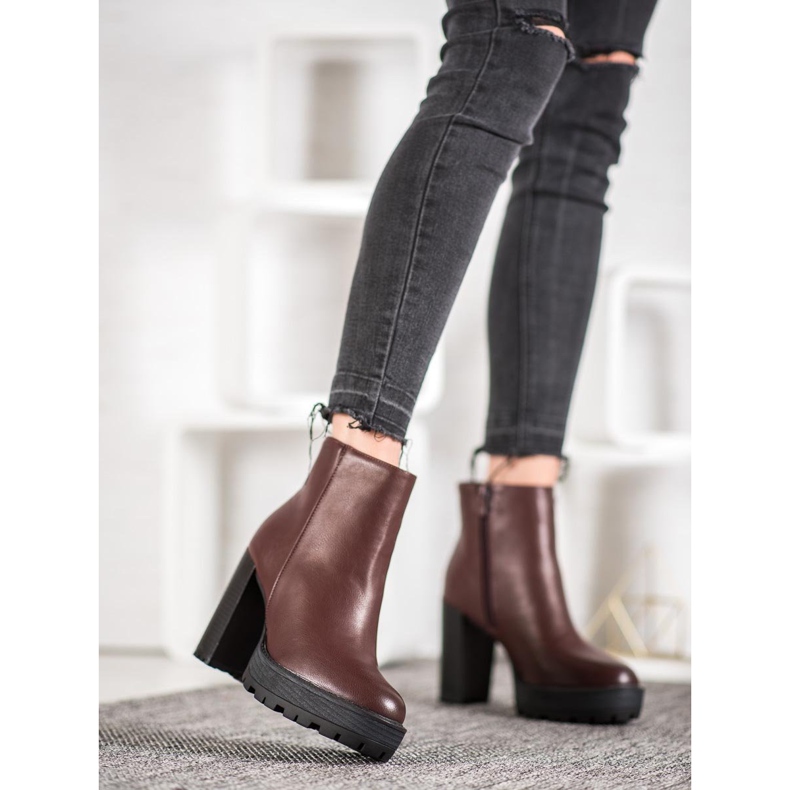 Small Swan Ruskeat saappaat lavalla 2