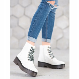 Sergio Leone Valkoiset kengät lavalla valkoinen 2