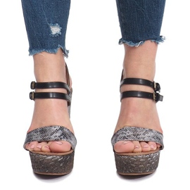 Mustat sandaalit taimenkiilalla 1