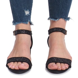 Mustat sandaalit Montana -postissa 1