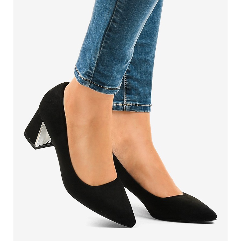 Mustat mokkapumput L439 -pilarissa 2