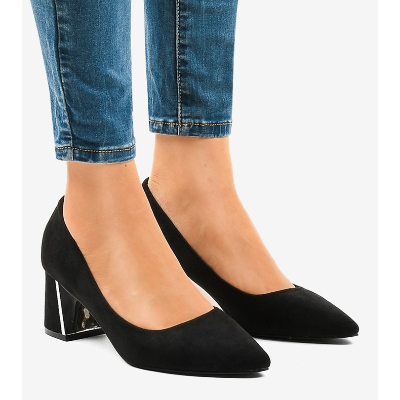 Mustat mokkapumput L439 -pilarissa 1