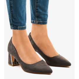 Harmaat mokkapumput L439 -pilarissa 1