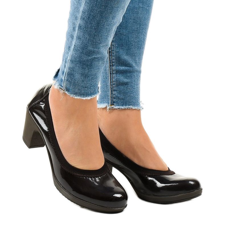 Ruskeat lakatut pumput pilarissa 579-2 1