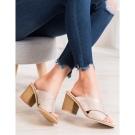 Sergio Leone Kultaiset tossut baarissa kultainen 1