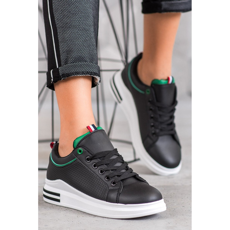 SHELOVET Mustat lenkkarit lavalla 1