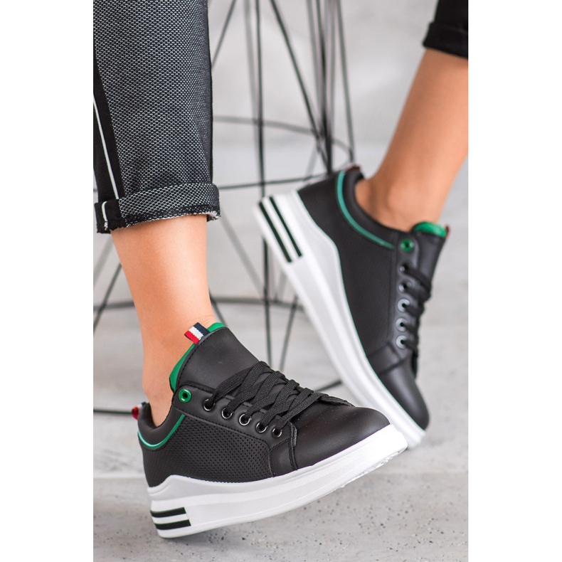 SHELOVET Mustat lenkkarit lavalla 2