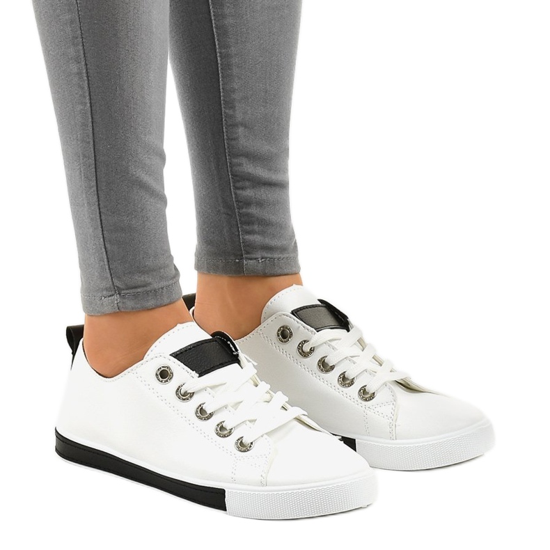 1016 valkoista klassista lenkkaria valkoinen musta 1