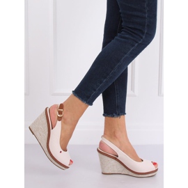 Sandaalit beigellä kiilalla R132P Beige 2