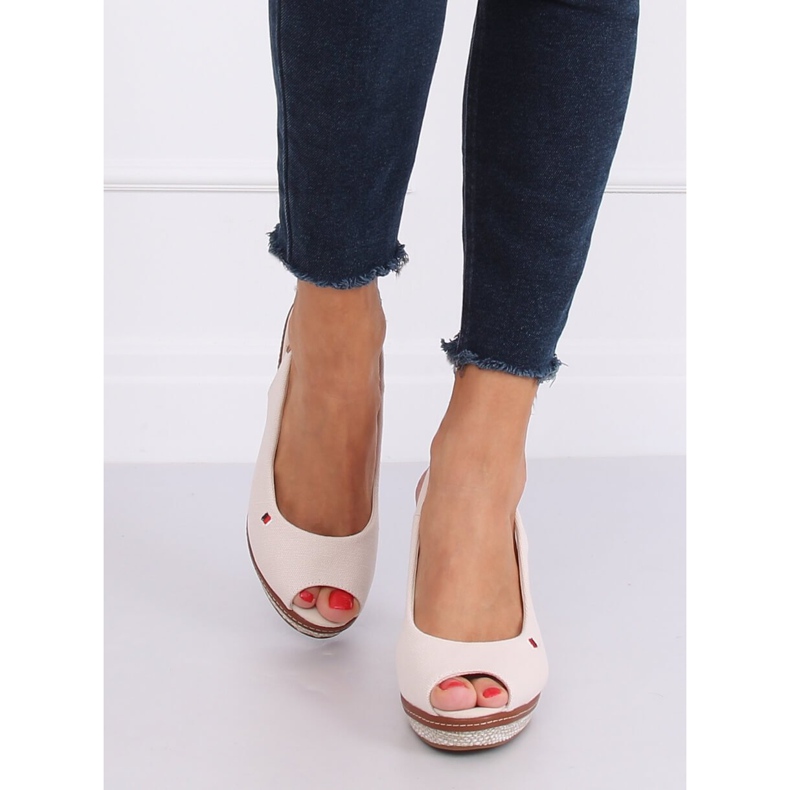 Sandaalit beigellä kiilalla R132P Beige 1