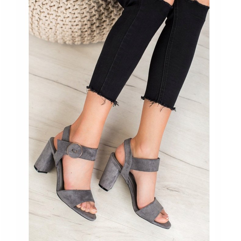 Harmaat sandaalit VINCEZA -baarissa 1