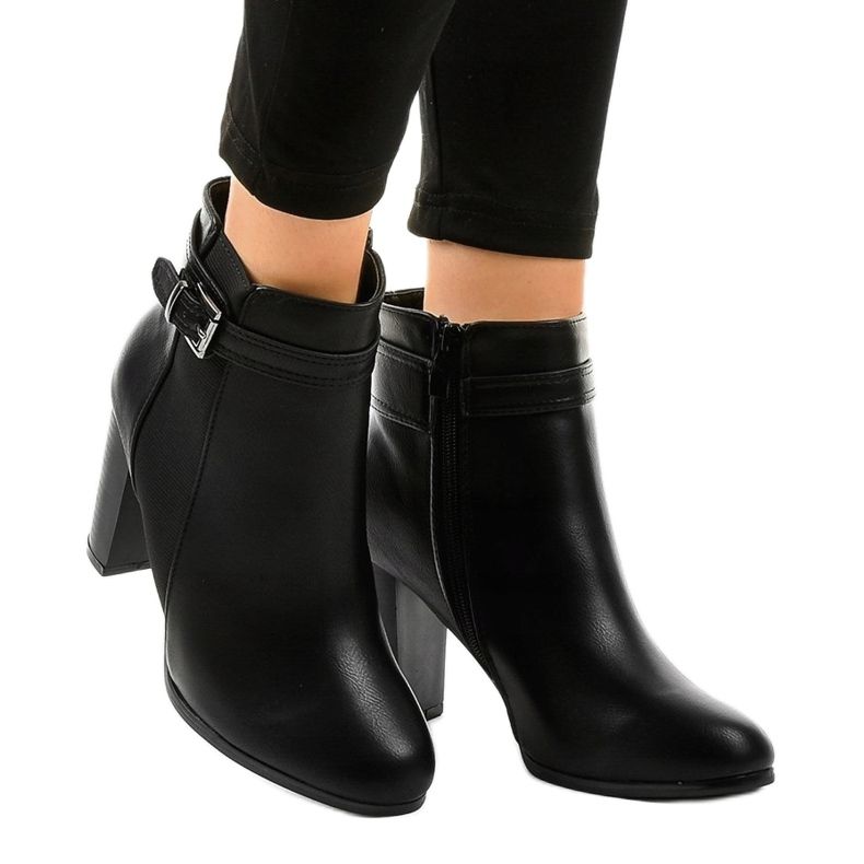 Mustat saappaat pylväässä, jossa joustava F815-2 1