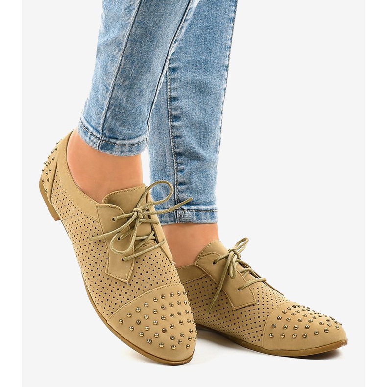 Beige, aukkoiset kengät, joissa nastat MJ1125 2