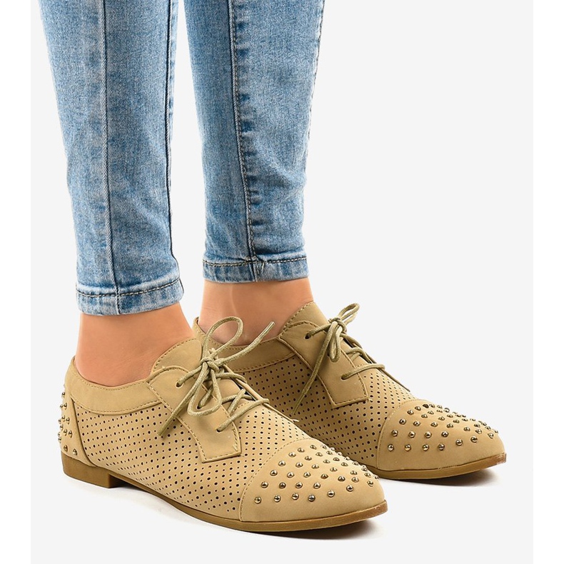 Beige, aukkoiset kengät, joissa nastat MJ1125 1