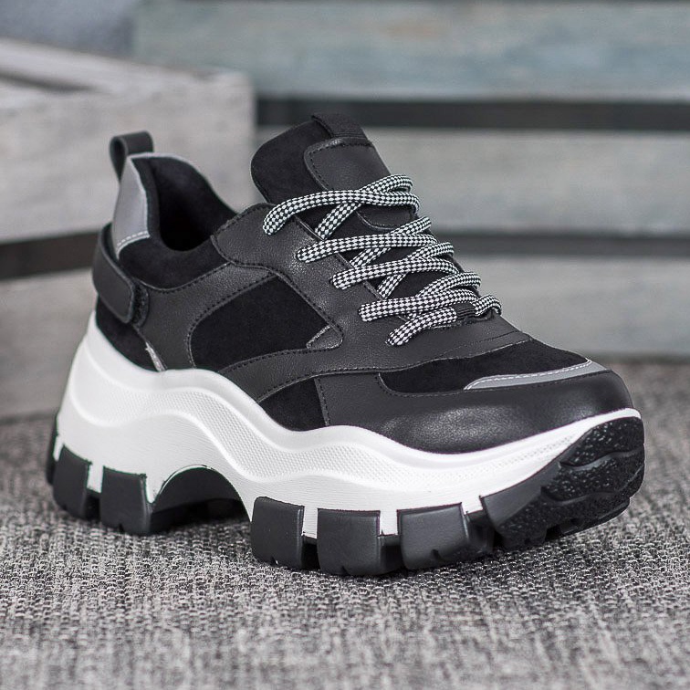 Weide Mustat lenkkarit lavalla 1