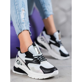 Ideal Shoes Tennarit mustilla lisäosilla valkoinen musta 1