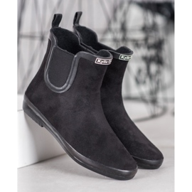 Kylie Mustat galoshes 2