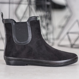 Kylie Mustat galoshes 1