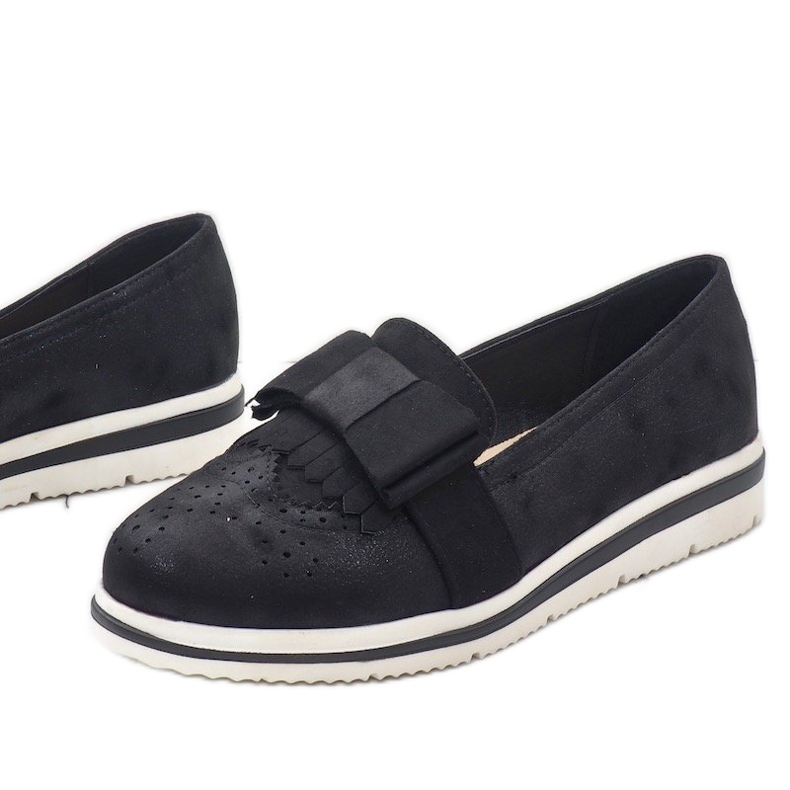 Mustat mattakengät kiilassa YT-8 1