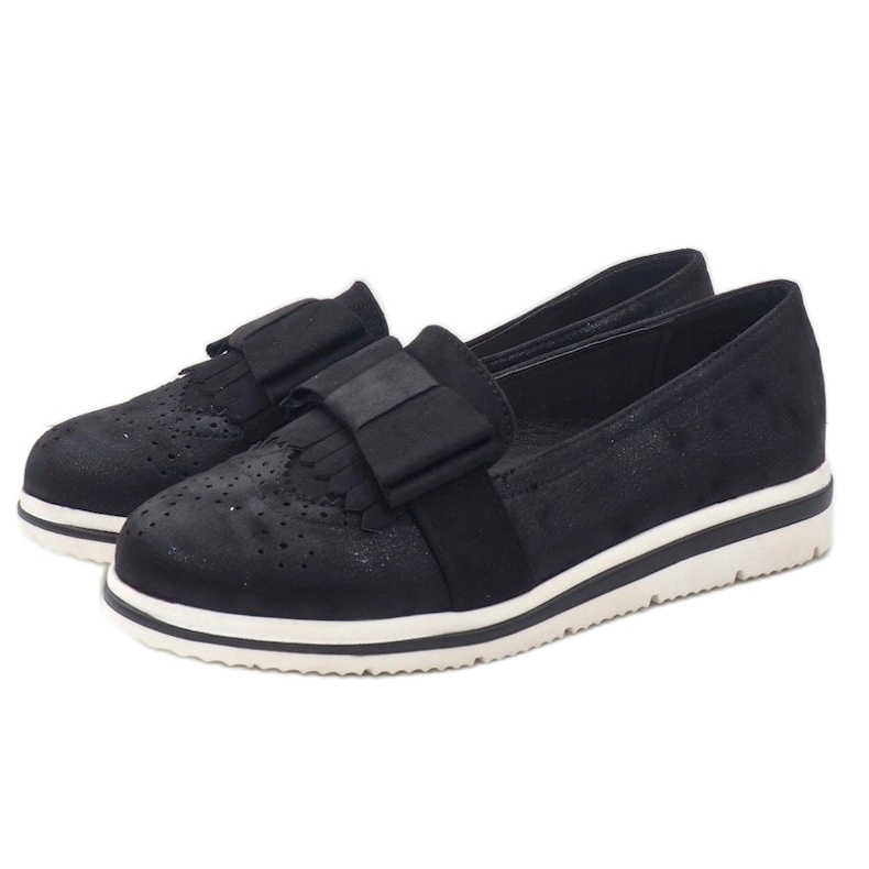 Mustat mattakengät kiilassa YT-8 2