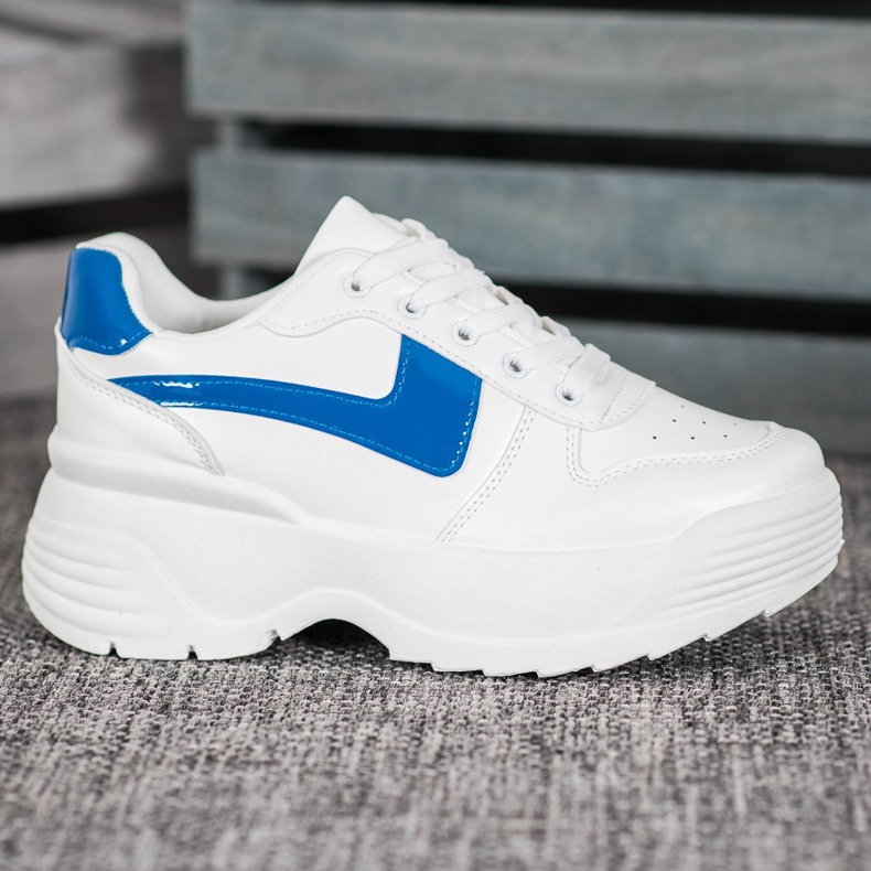 Kylie Tennarit alustalla valkoinen 1