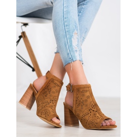 Mannika Sisäänrakennetut avoimet sandaalit ruskea 1