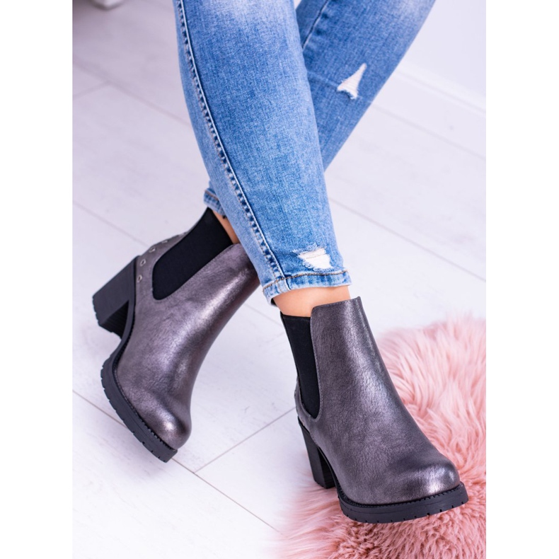 Sergio Leone Tummanharmaat saapikkaat Megusto -postauksessa musta 2