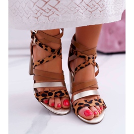 FE1 Tyylikkäät naisten sandaalit korkealla korolla Villey -vyöillä ruskea 2