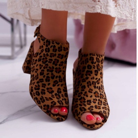 BUGO Naisten sandaalit korkokengillä, jossa Peep Toe Leopard Esta Shank ruskea 2