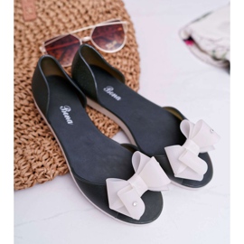 Kumibaleriinit Meliski kumartavat vihreää karkkia 1