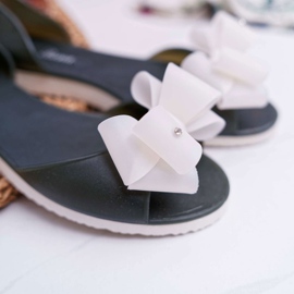 Kumibaleriinit Meliski kumartavat vihreää karkkia 2