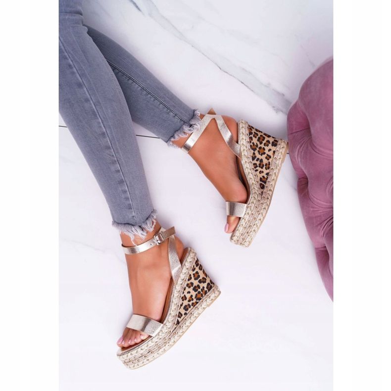 Naisten sandaalit Lu Boo On Wedge Linen Golden Shiran kultainen 1